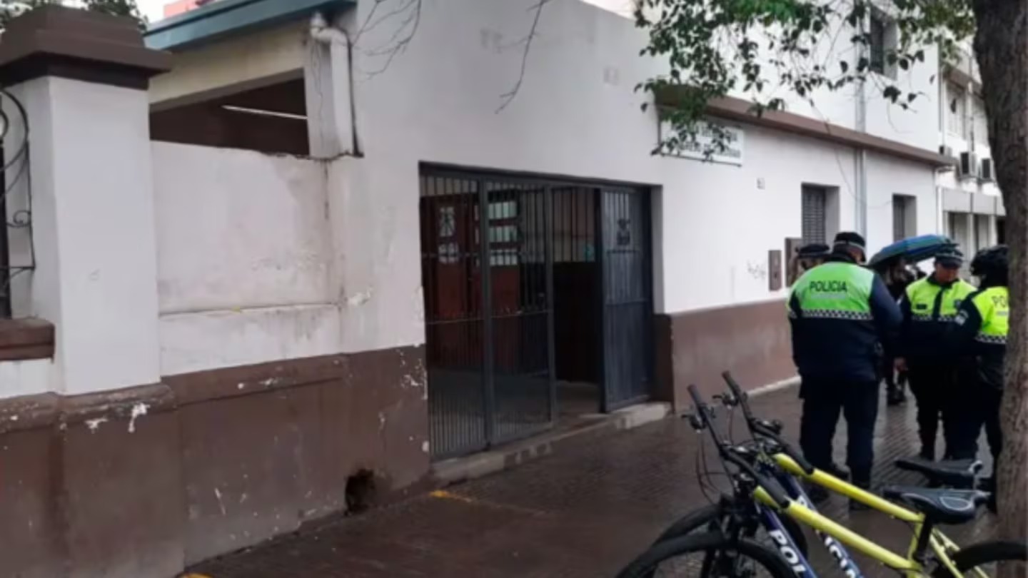 En Tucumán un alumno de 14 años llevó un arma a la escuela y la disparó en el aula