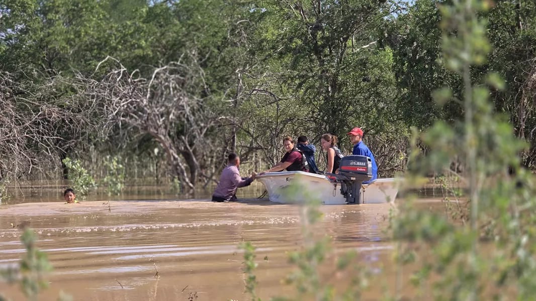 Por la crecida del río Bermejo, evacuaron en las últimas horas a varias familias en Rivadavia Banda Sur