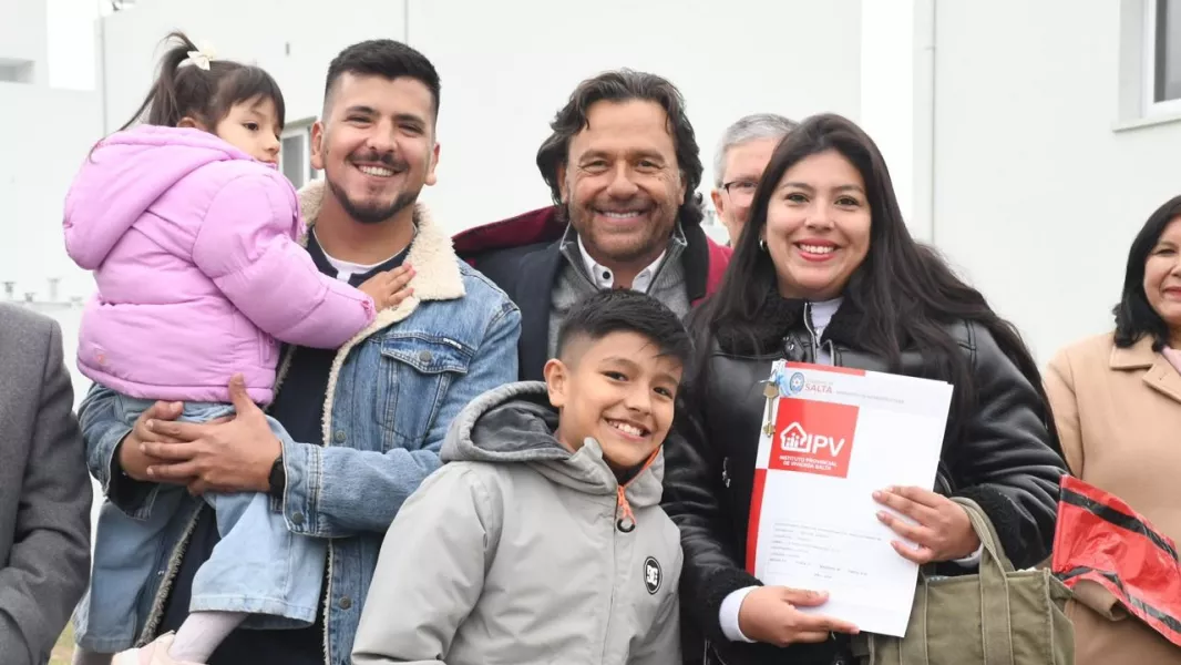 Sáenz entregó 138 viviendas en Capital: “Tienen sello salteño, la hicimos los salteños, con nuestros recursos”