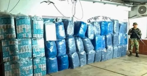 En un lapso de 30 minutos, los gendarmes decomisaron en Salta 872 kilos de hojas de coca y 7.500 paquetes de cigarrillos extranjeros
