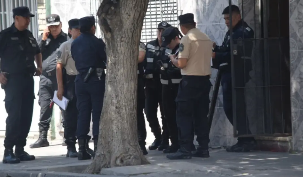 Encuentran sin vida a un jubilado de 80 años en el macrocentro salteño: La policía no descarta ninguna hipótesis