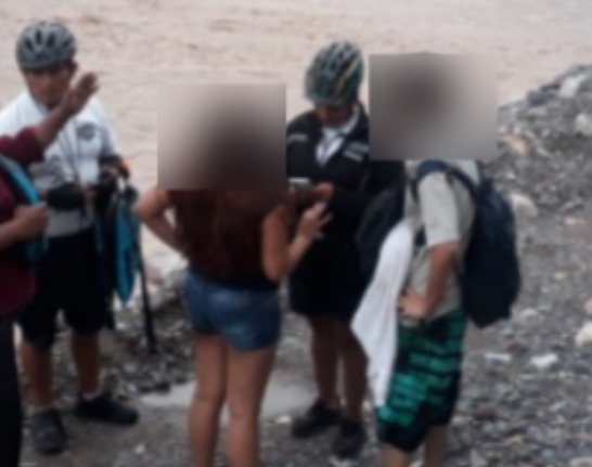 En Vaqueros la policía rescató a 3 jovenes que quedaron atrapados por la repentina crecida del río