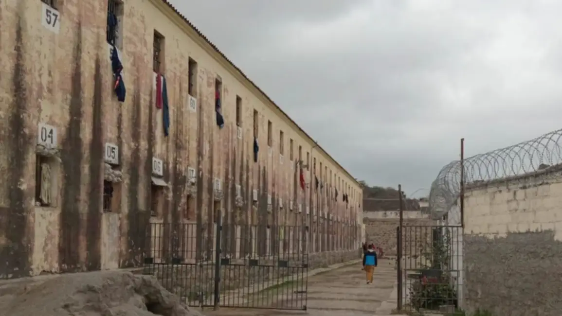 Cárcel de Villa Las Rosas: 5 internos entraron a la celda de uno de los presos y lo asesinaron a "puntazos"