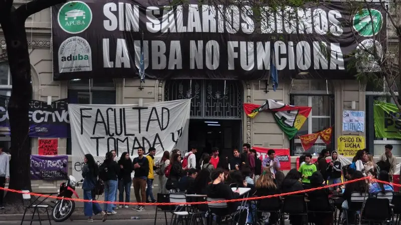 ¿Comenzarán las clases? El salario docente universitario cayó a su peor nivel en dos décadas