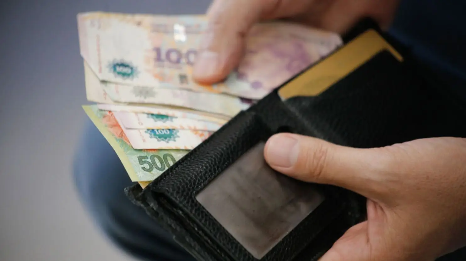 Para cada 6 de cada 10 argentinos el sueldo se agota antes del día 20, asi  lo indica la consultora Zentrix