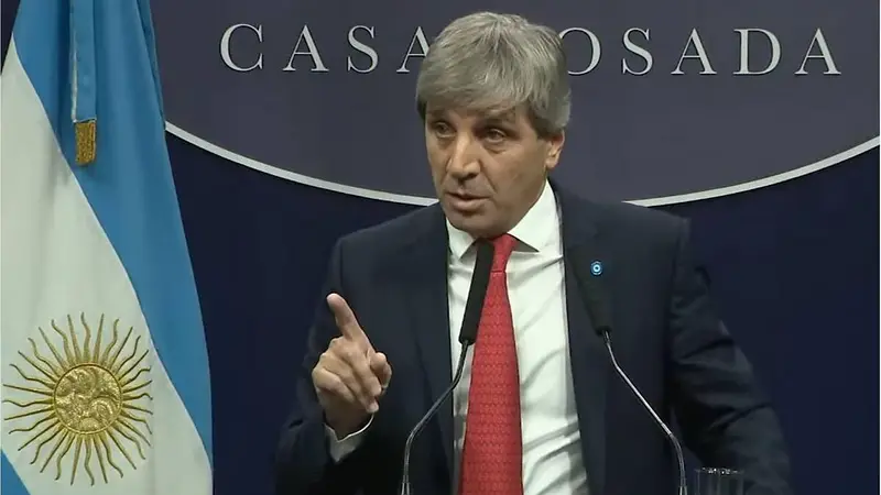 Como con las rutas, Caputo también desvió US$ 400 millones que eran para los trenes para mantener el superávit
