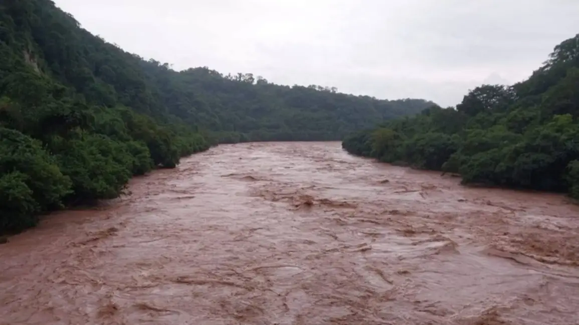 Urgente: El río Bermejo no da tregua en la frontera y se espera una crecida histórica en el Chaco salteño