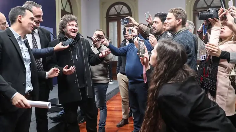 El Gobierno prohibió el ingreso de toda la prensa a Casa Rosada por primera vez en la historia: "Hacen espionaje"