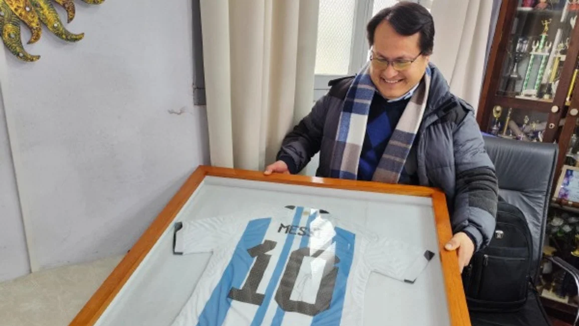 ¡Gestos que inspiran! Con una camiseta autografiada por Messi, el Colegio Mariano Moreno de Güemes equipará su laboratorio de Ciencias Naturales
