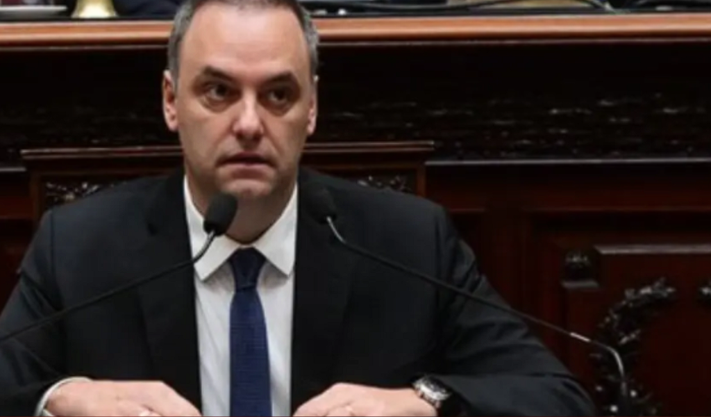 El jefe de Gabinete, Manuel Adorni, gastará 229 millones de pesos en encuestas de opinión pública