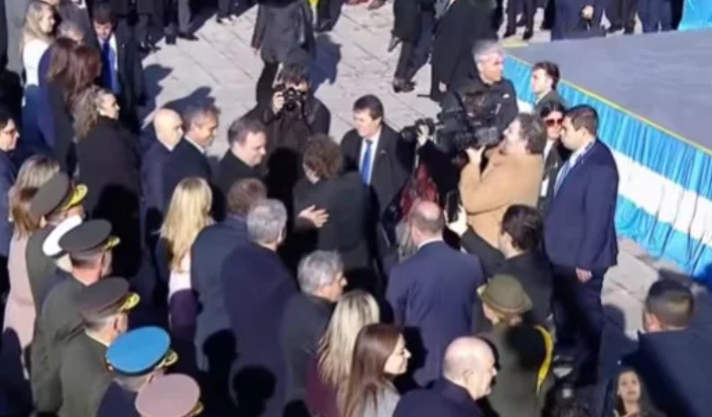 El abrazo de Milei a Adorni, la foto política del acto por el Día de la Bandera en Rosario
