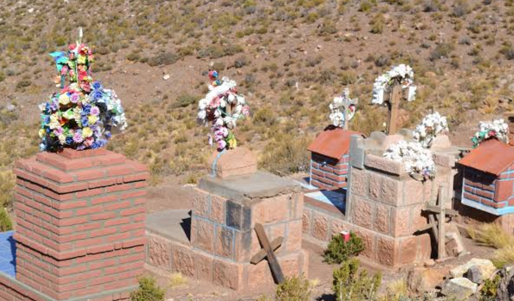 Intensas ráfagas de viento derriban una parte de la pared histórica del cementerio de San Antonio de los Cobres