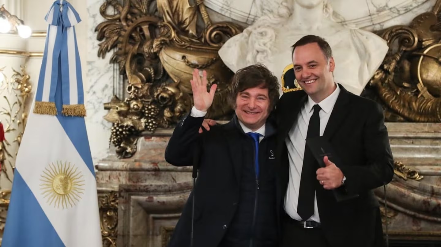 Después de designar a Santilli como jefe de Gabinete, Milei volvió a defender a Adorni: “Sigo confiando en su inocencia”