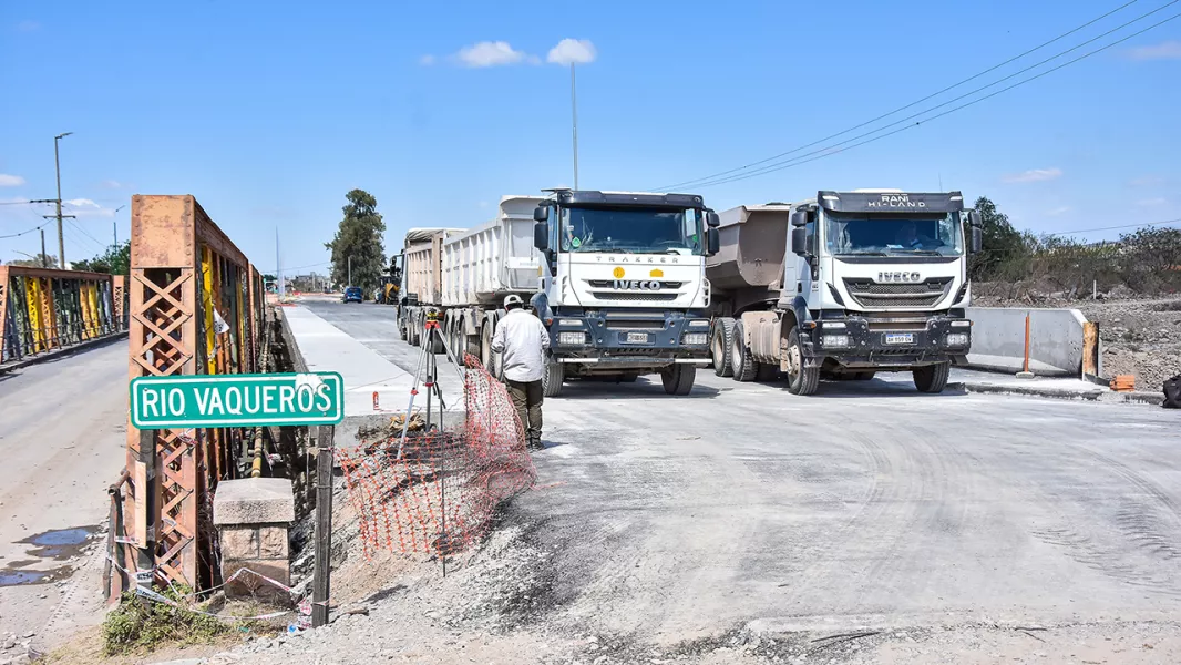 Está pronto a inaugurarse: Realizaron la prueba de carga sobre el nuevo puente de Vaqueros