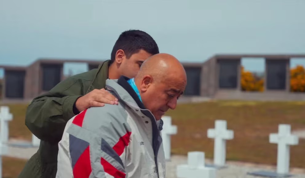 El excombatiente que volvió a Malvinas con su hijo y revivió la guerra: “No sabía que tenía tantas lágrimas”