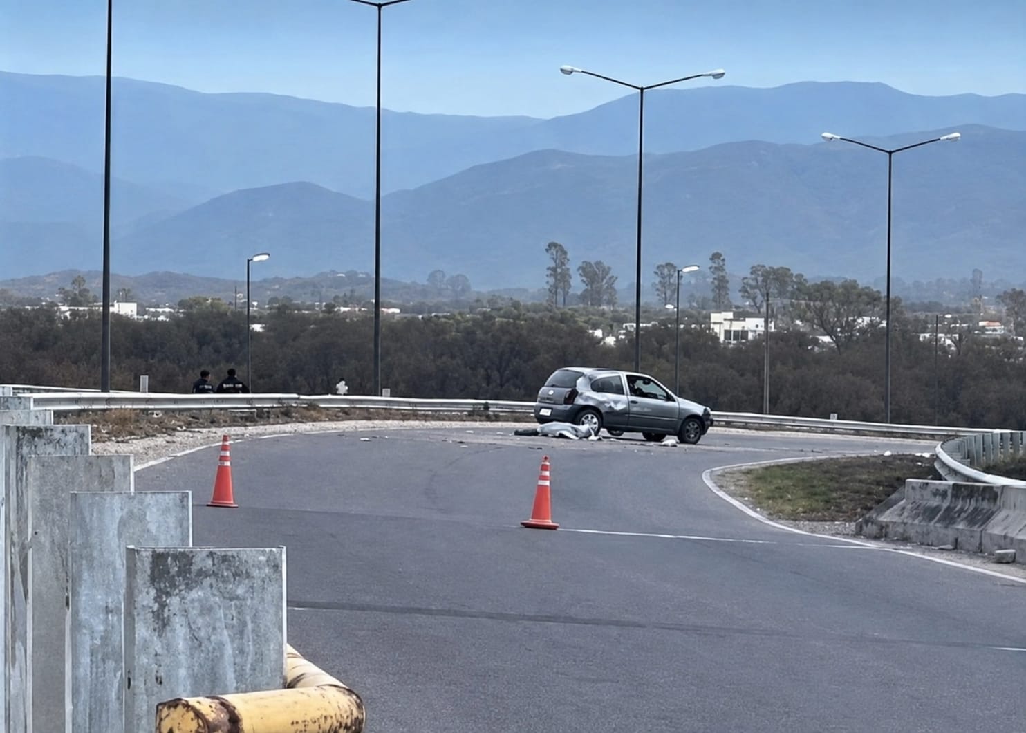 Tragedia en la Circunvalación Este-Oeste: Volcó un auto y una mujer murió tras salir despedida