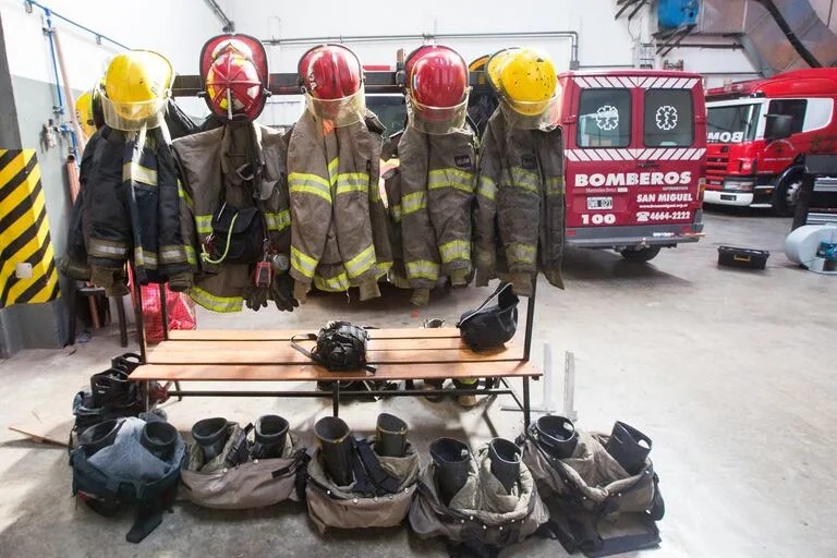 El superávit de Caputo: Nación les debe 60 mil millones a los cuarteles de bomberos de todo el país