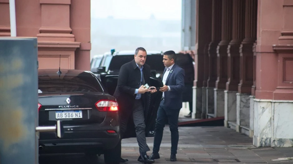 Otras 2 mujeres, aparte de las 2 jubiladas, le prestaron 100 mil dólares a Adorni para que se compre una casa en un country