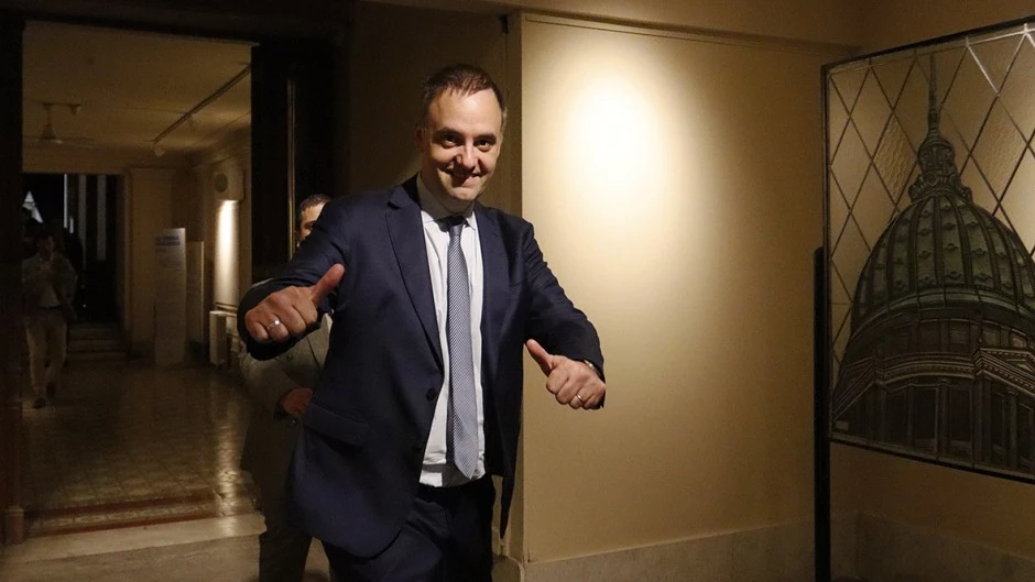 Manuel Adorni gastó más de 8 millones de pesos en sábanas de lujo en 2025, de acuerdo a la factura que encontró la fiscalía