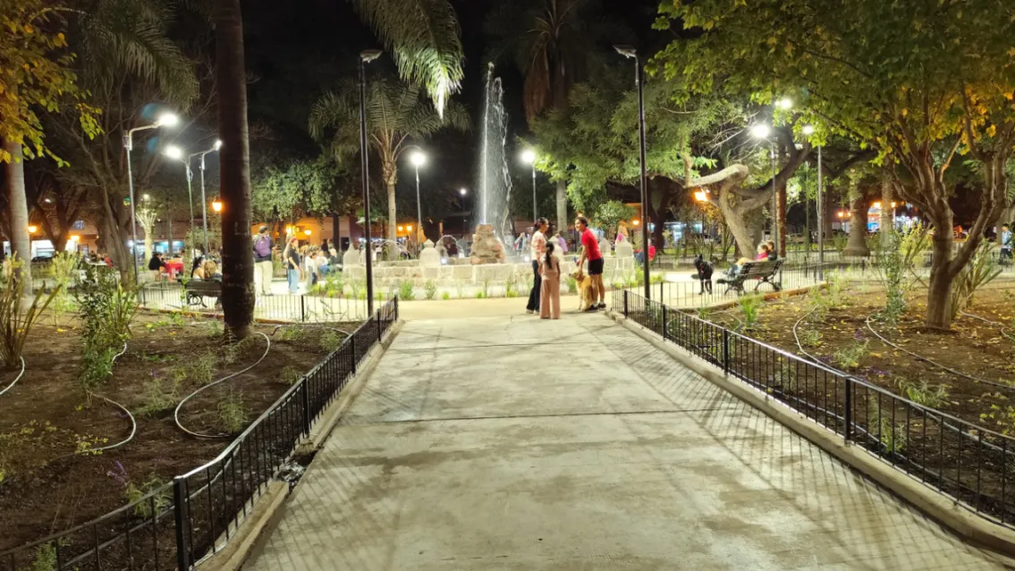 El municipio de Salta instala cámaras con parlantes en plazas y espacios públicos para evitar microbasurales y vandalismo