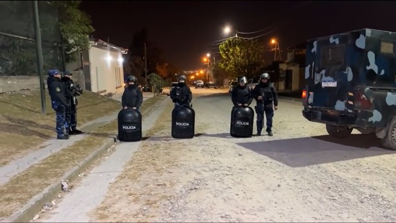 Tragedia en Salta: Un policía baleó a su pareja y a su suegro, y luego se quitó la vida