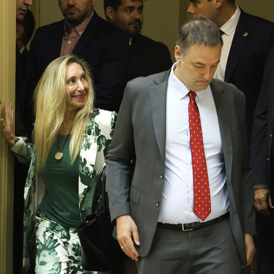 Karina Milei analiza exiliar a Adorni y le buscan un consulado para evitar el Senado