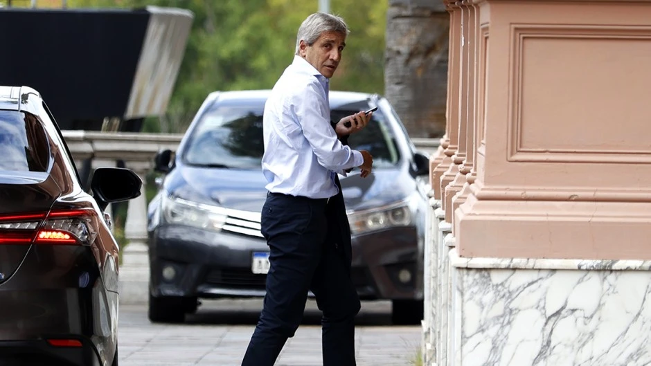 Apretado por la baja de la recaudación, Caputo quiere pagar las deudas de las obras públicas con un bono