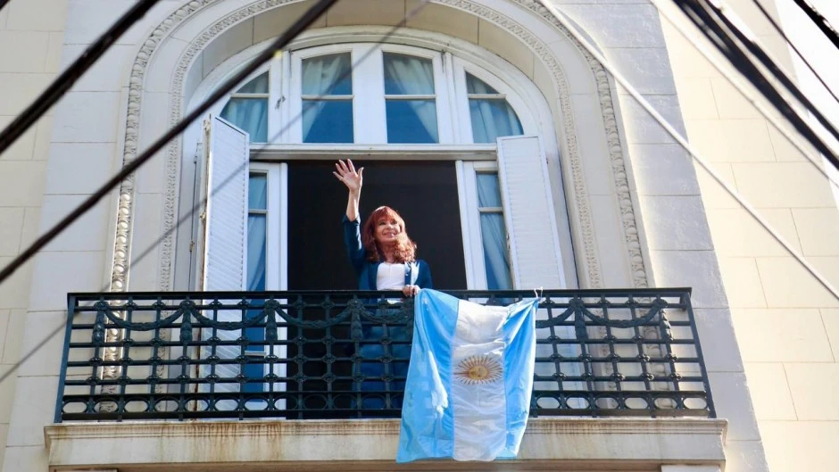 Parrilli quiere que Cristina sea candidata pero le aclaran: "No puede porque está presa e inhabilitada"