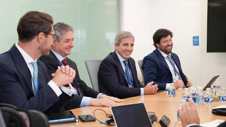 Más deuda para pagar deudas: Caputo consiguió USD 1.000 millones del FMI y y otros USD 2.000 millones del Banco Mundial