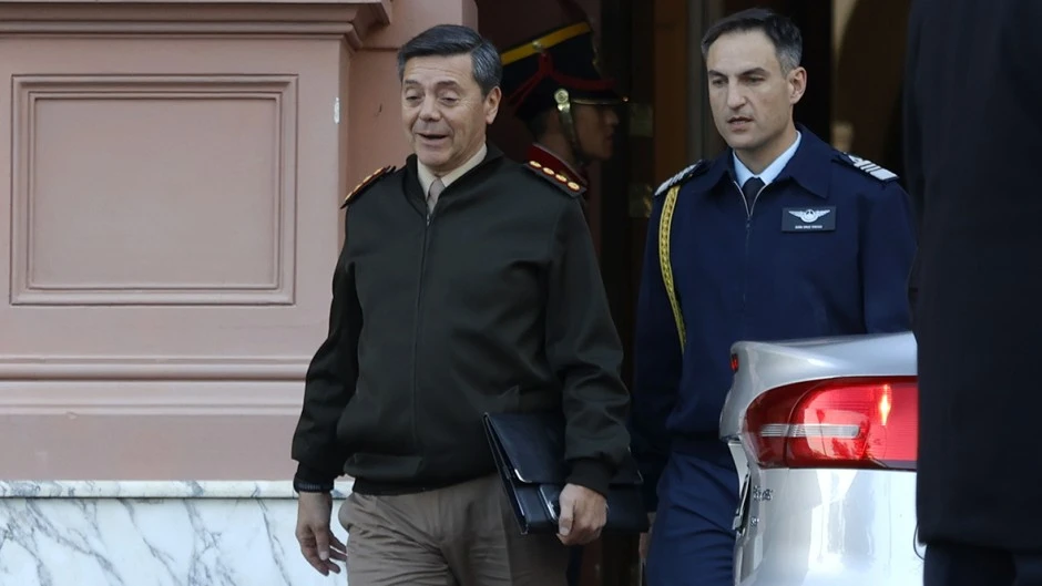 El Ministro de Defensa canjeó una tonelada de membrillo para conseguir los repuestos de una camioneta del Ejército