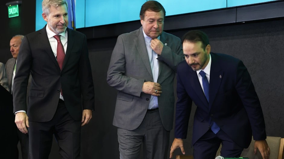 Más ajuste porque los números no cierran: Javier Milei recortó fondos para obras clave en las provincias aliadas