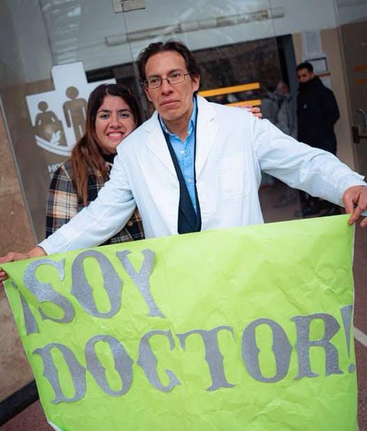 Fue albañil, jardinero y mozo: La emotiva historia del sanjuanino que se recibió de médico en La Rioja
