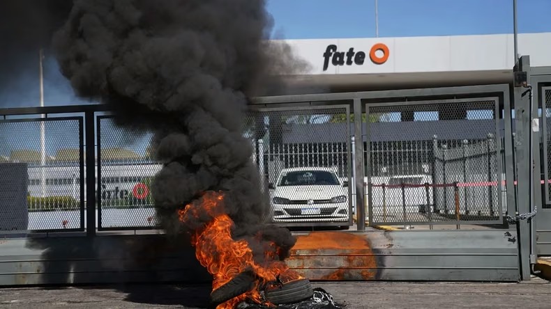 La Justicia ordenó el desalojo de los trabajadores que aún están en la planta de  FATE: "Quieren terminar con las protestas"