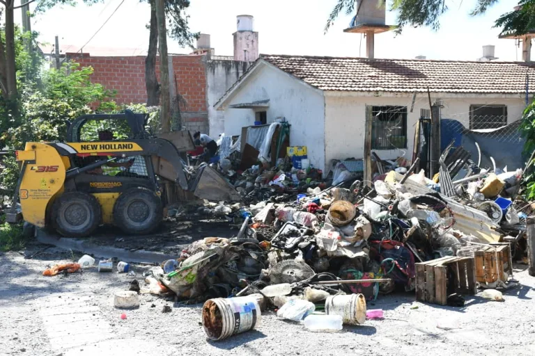 Barrio Limache: El municipio limpió nuevamente la casa donde viven acumuladores de residuos