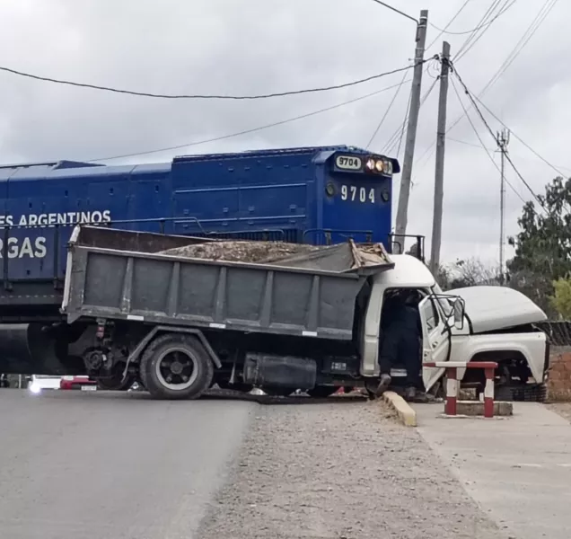 En el acceso a Atocha un tren de carga embistió a un camión: El chófer se salvó de milagro