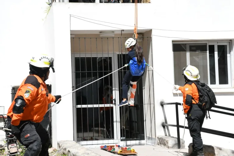 Se realizó un simulacro de sismo con principio de incendio en el Hospital Oñativia para reforzar protocolos de emergencia