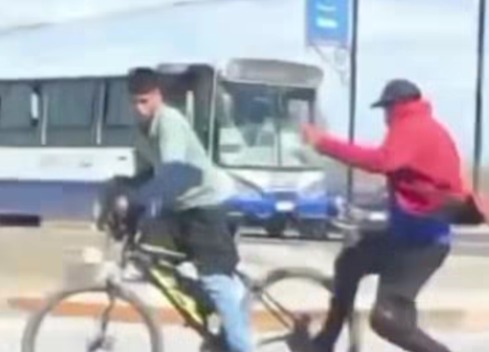 Recuperan la bicicleta robada a un vendedor ambulante en barrio Sanidad: la cara del ladrón está en todos lados
