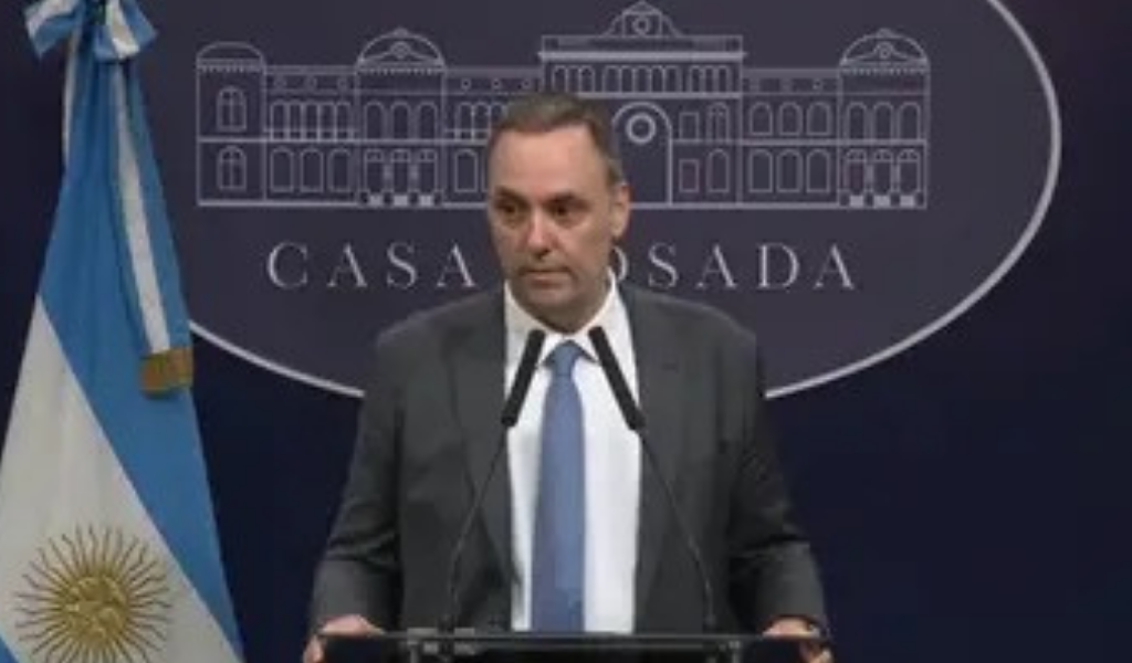 Papelón de Adorni: Evitó referirse a las denuncias en su contra y se retiró enojado