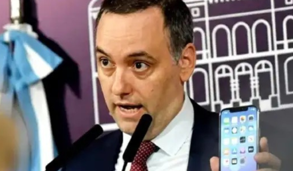 Manuel Adorni reapareció en X con posteos irónicos burlándose de su situación judicial