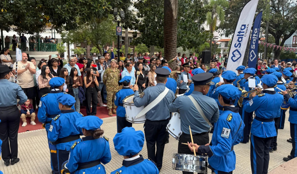 ¡La Ciudad de Salta fue una fiesta! Vecinos y turistas disfrutaron del Encuentro de Bandas en plaza 9 de julio