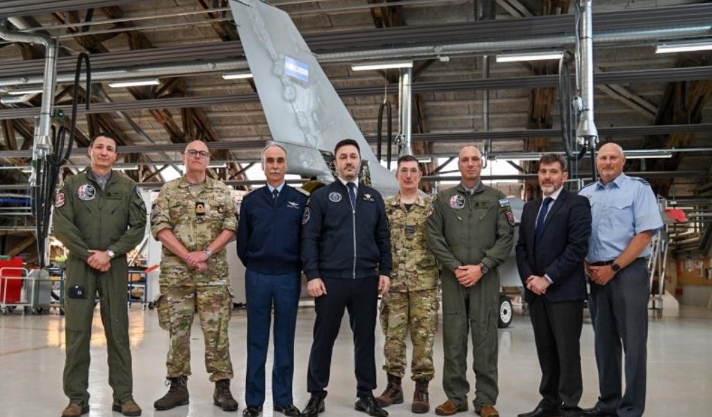 El Gobierno tuvo que reconocer que contrató por 33 millones de dólares a una empresa en EEUU para capacitar a los pilotos de los F-16