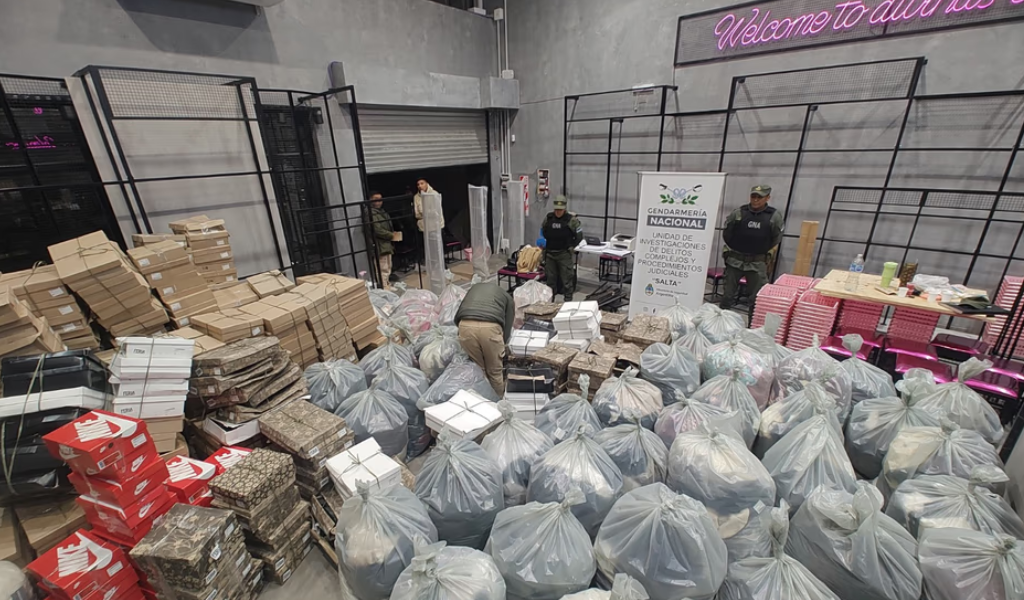 Golpe al contrabando en la ciudad de Salta: Allanaron 6 comercios, secuestraron $352 millones, 12 autos de alta gama y mercadería ilegal