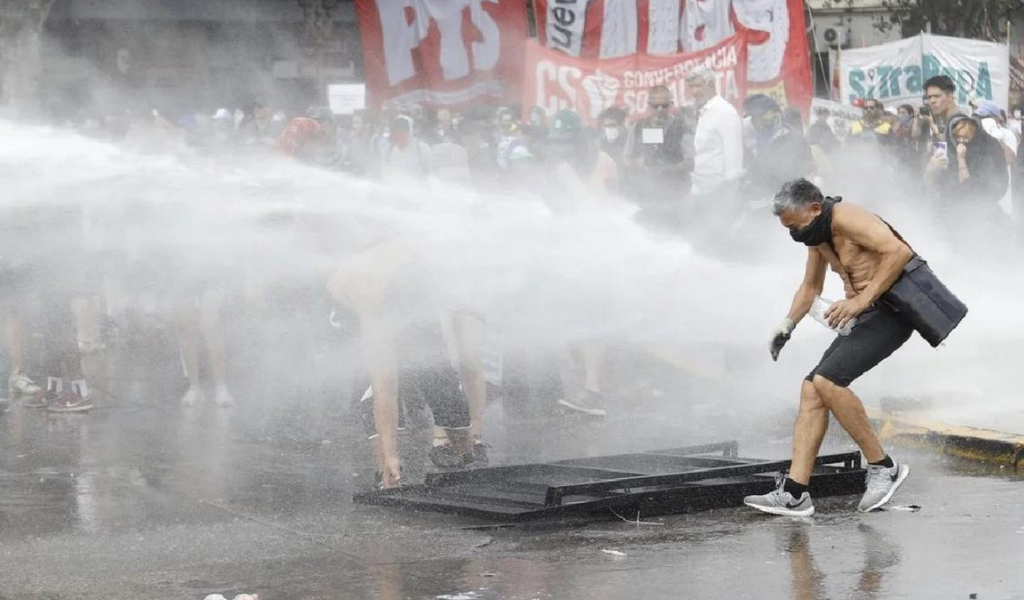Incidentes en el Congreso: el Gobierno denunciará por terrorismo a manifestantes