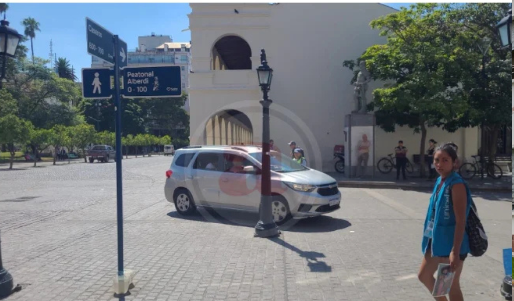 Para sorpresa de transuntes y comerciantes un automovil con turistas ingresaron a la peatonal Alberdi. Como se justificaron