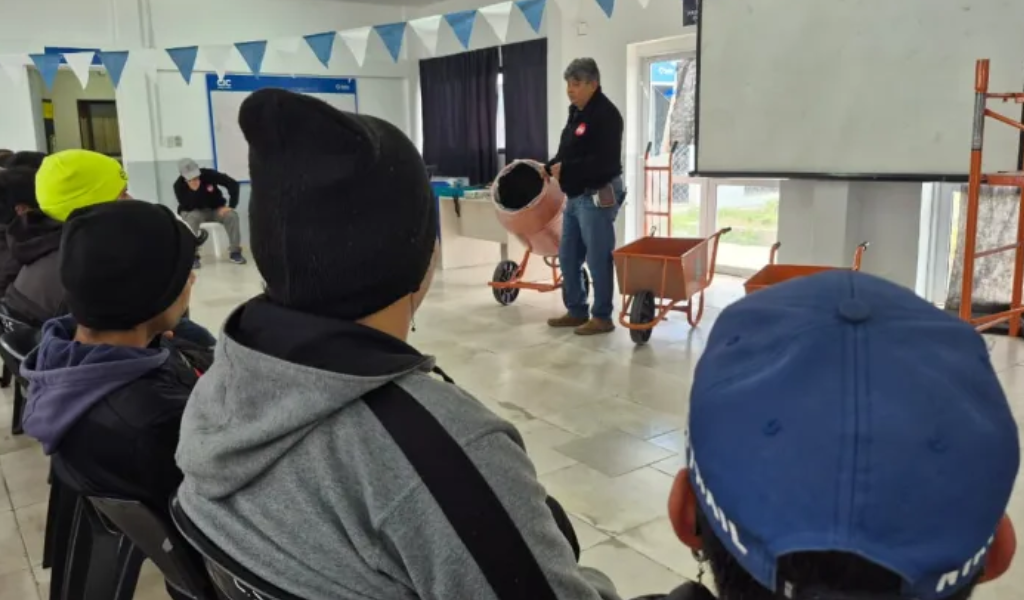 En el CIC de Santa Cecilia  el municipio capacitó a vecinos en el mantenimiento de máquinas hormigoneras