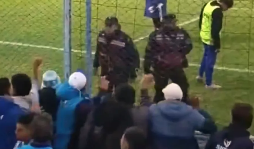 Imputaron a un policía salteño por maltratar a hinchas jujeños: "Les arrancó una bandera y los escupió"