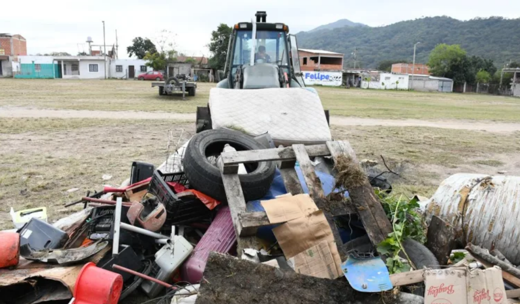 Con buena respuesta vecinal se realizó el operativo de descacharrado en el barrio  Juan Manuel de Rosas