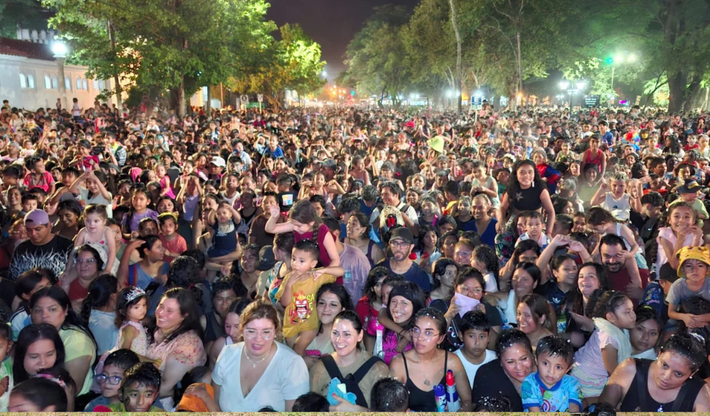 Magia, música y color: La  Plaza Alvarado repleta para el Desentierro del Carnaval de los Niños