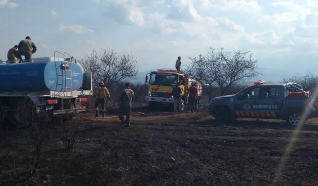 Un incendio de grandes proporciones arrasó 90 hectáreas en el campo militar de Salta