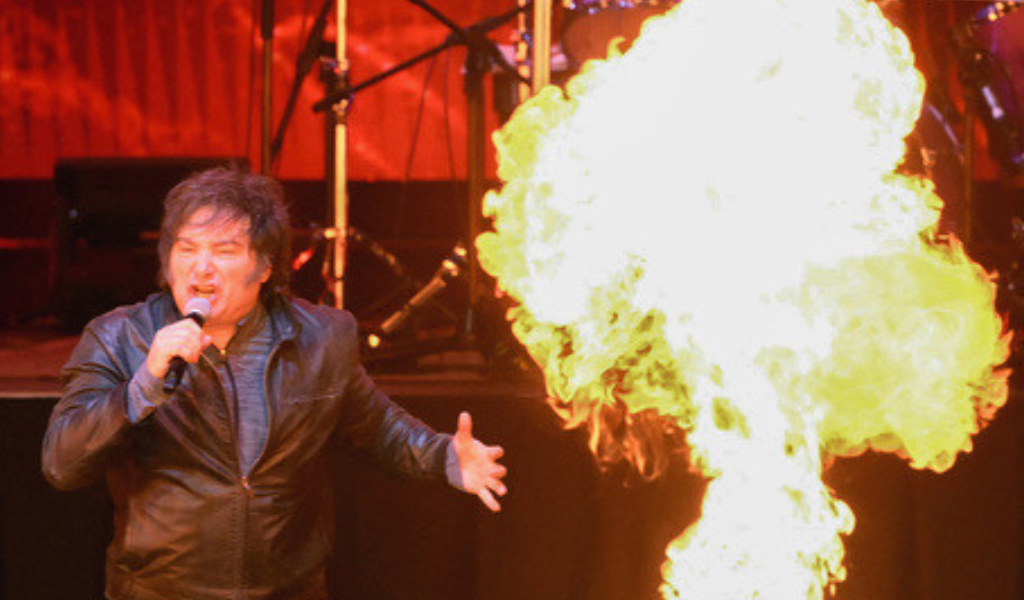 The Guardian prende fuego a Milei: "Quemando la casa. Se hace pasar por estrella de rock mientras la economía argentina se desploma”